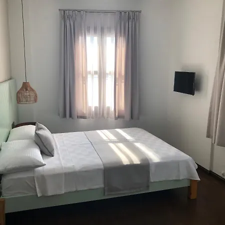 Min (adults Only) Couette-café