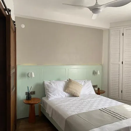 Min (adults Only) Couette-café