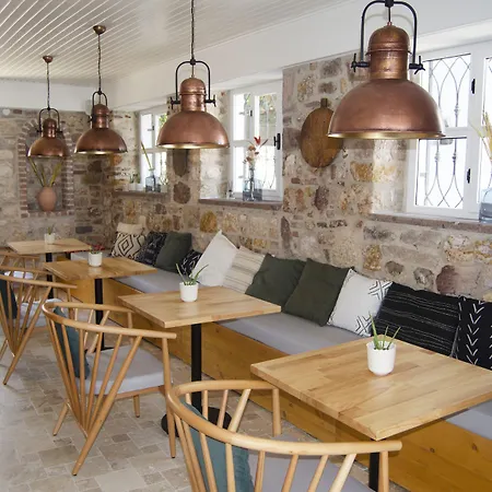 Min (adults Only) Couette-café